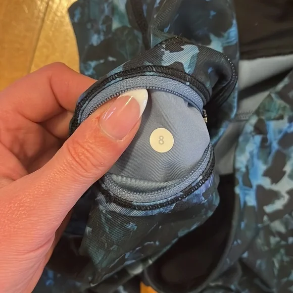 Lululemon Run: Top Speed Crop *Full-On Luxtreme
Floral Backdrop Blue Denim Multi - Picture 10 of 10